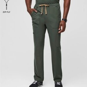 FIGS Men’s Cairo Cargo Scrub Pant in Moss Color with Short Inseam (NWT)